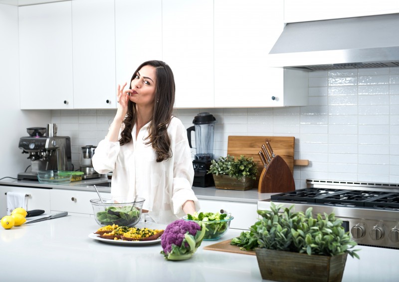 How To Stop Eating Mindlessly - The Acne Nutritionist Maria Marlowe